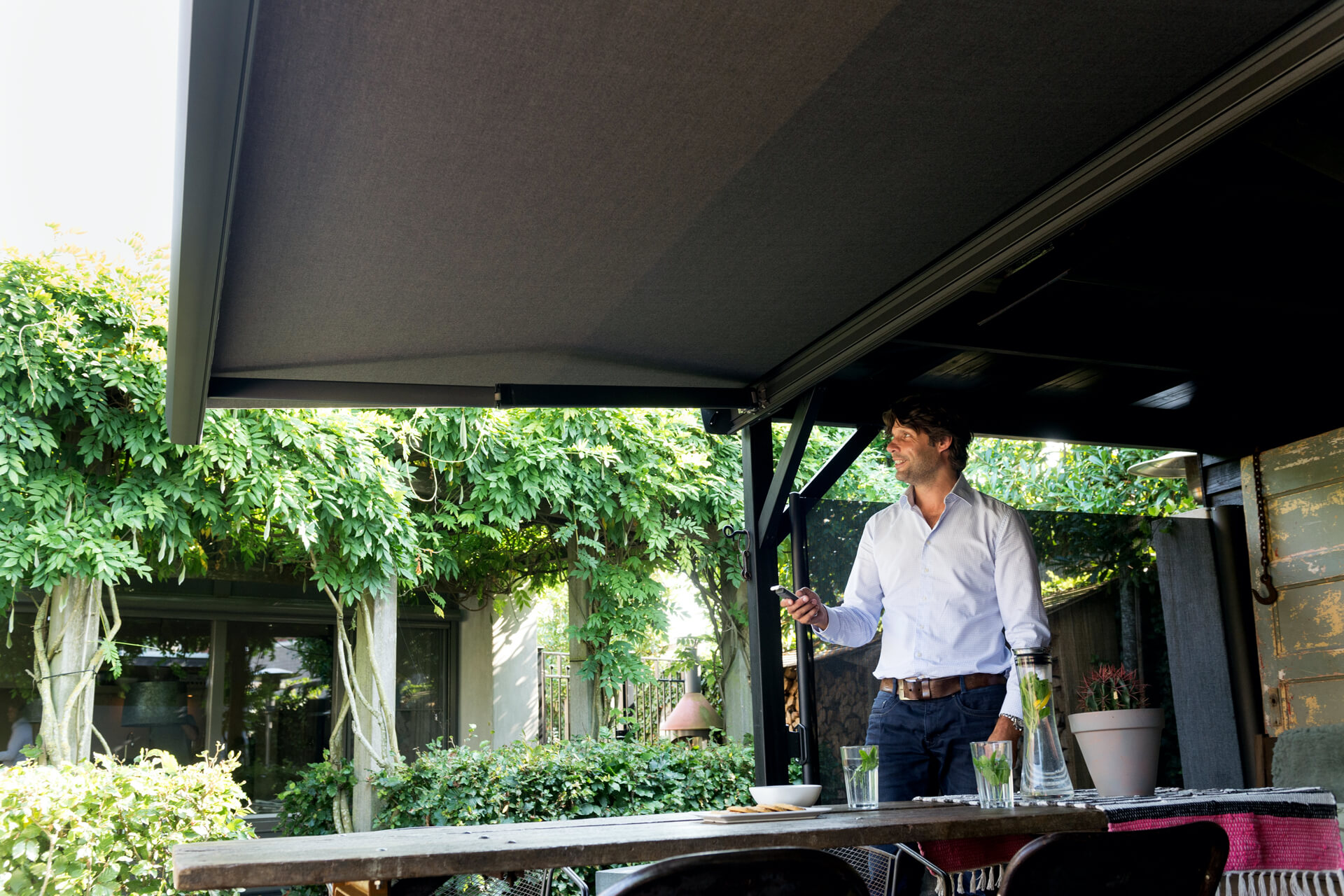 Knikarmscherm-zonwering-SunCircle-kugeko maassluis